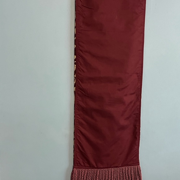 TABLE RUNNER SIZE 82” LONG COLOR FLORAL PRE-OWNED CONDITION GENTLY USED… - Picture 10 of 13